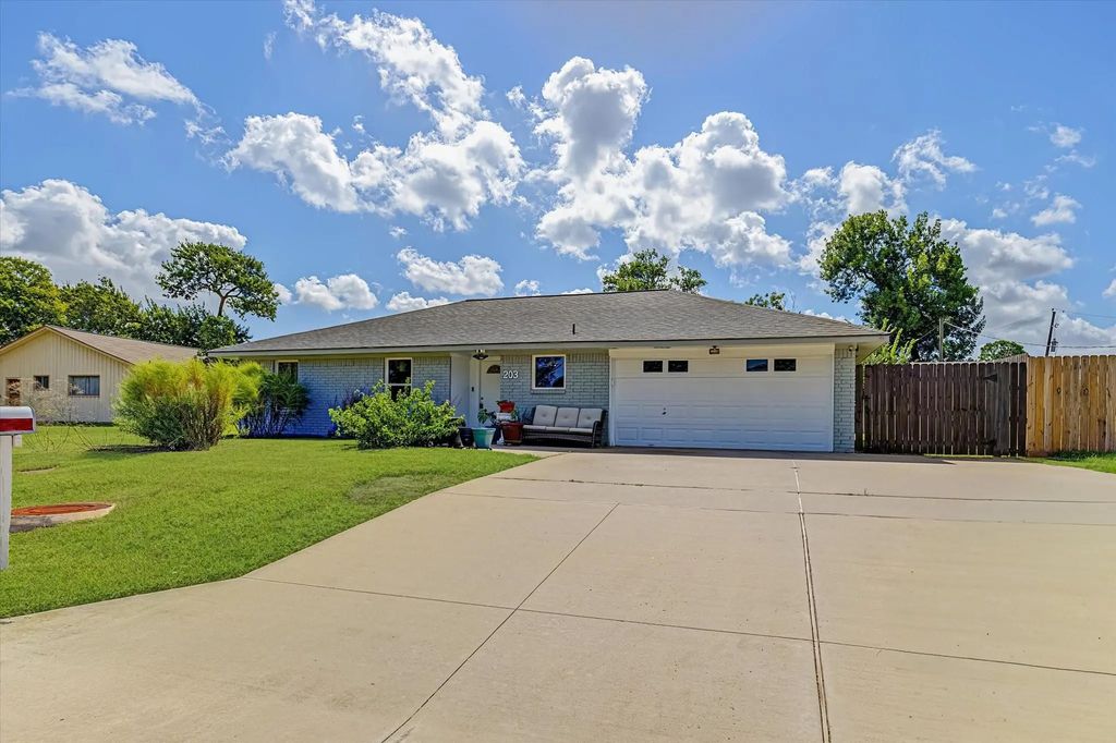 203 Hickory Street, Lake Jackson