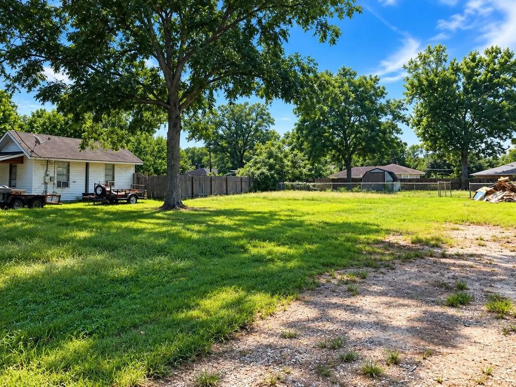 E Southland Avenue, Alvin