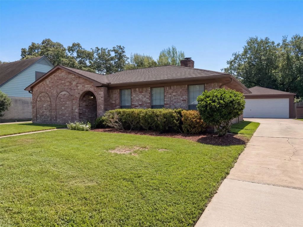 11819 Amblewood Drive, Meadows Place