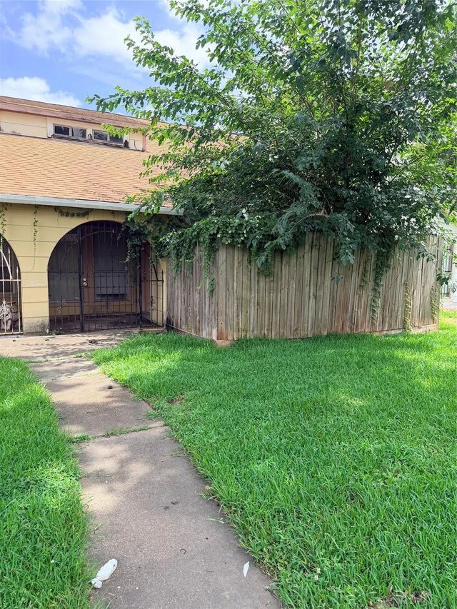 12246 Wild Pine Drive C, Houston