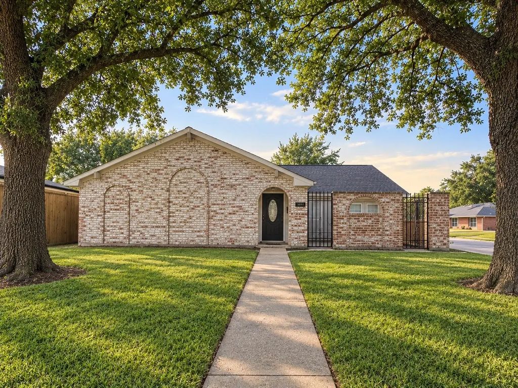 5823 Silver Forest Drive, Houston