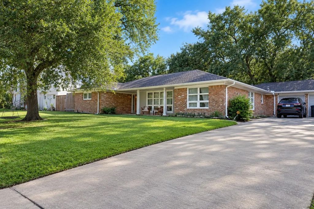 8426 Braes Boulevard, Houston