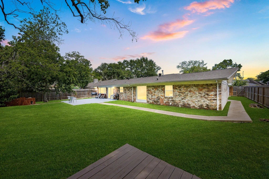 7606 Richmond Avenue, Houston