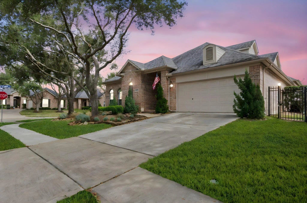 8826 Rippling Water Drive, Sugar Land