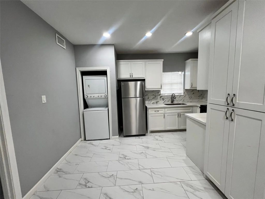 3130 Walnut Bend Lane 423, Houston