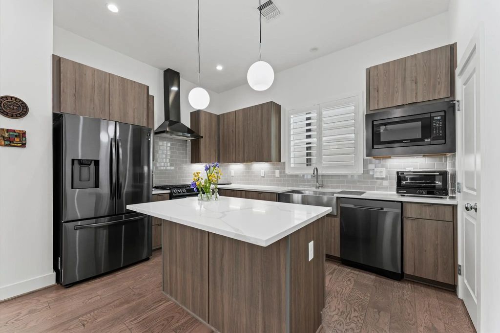5827 Dolores Street, Houston