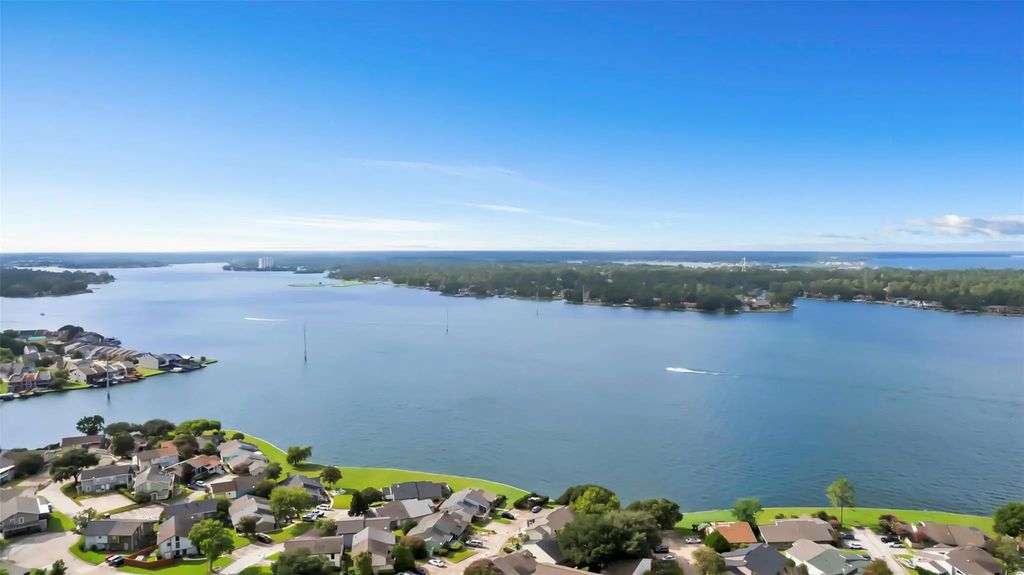 100 April Point Drive S, Conroe