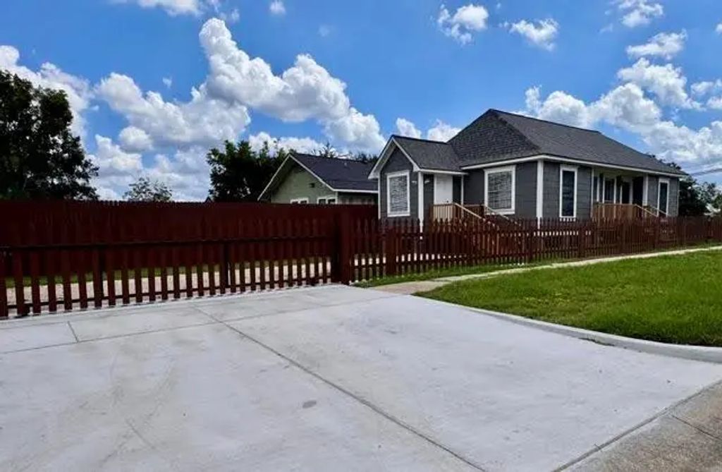 511 N 3rd Street, Conroe