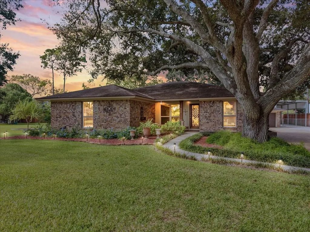 802 Riverside Drive, Hillcrest Village