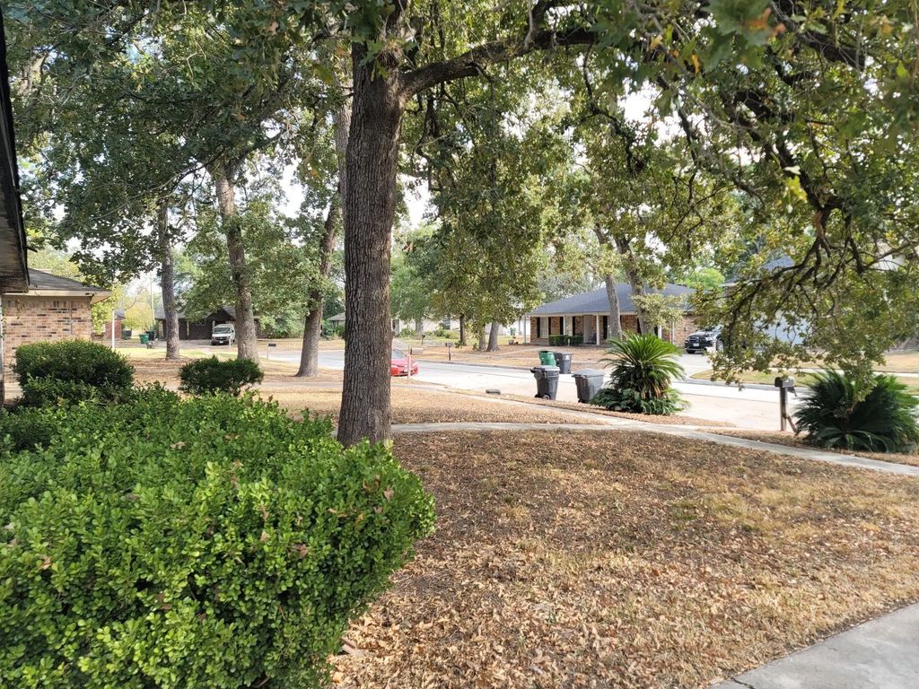 7211 Deep Forest Drive, Houston