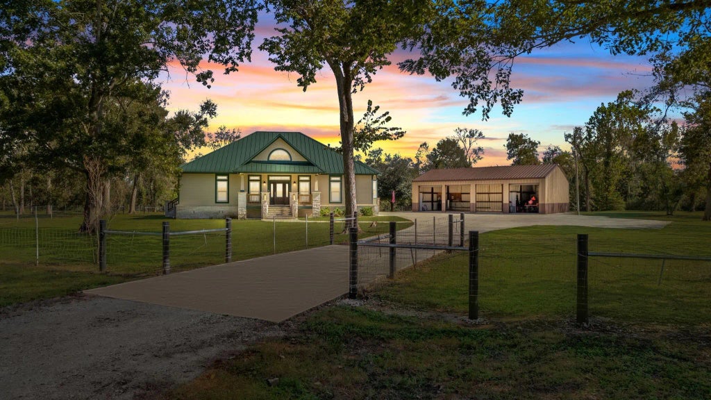 3998 County Road 612, Angleton