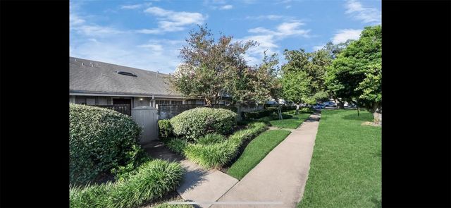 12934 Greenway Chase Court 2934, Houston