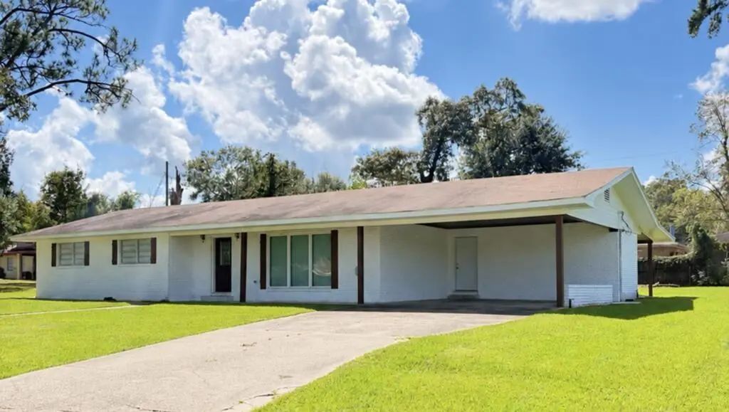 305 E Pine Street, Kirbyville