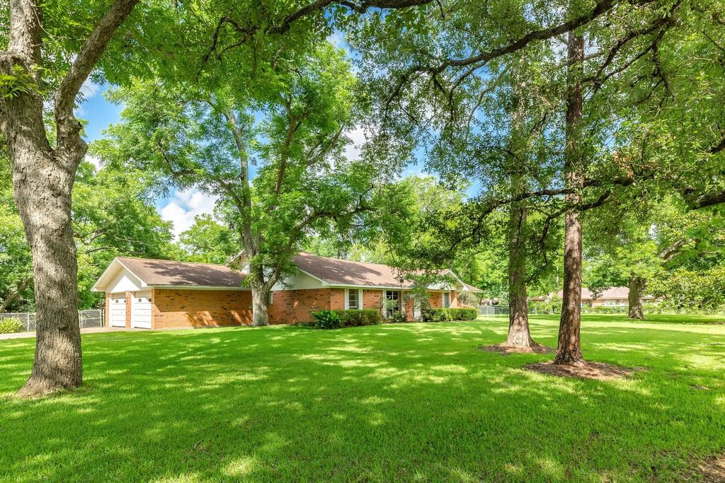 120 Southern Oaks Drive, Lake Jackson