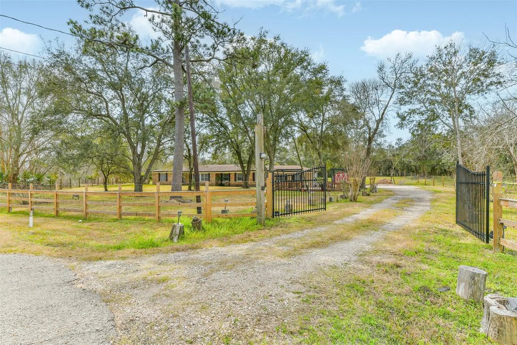 9101 Lazy Lane, Hitchcock