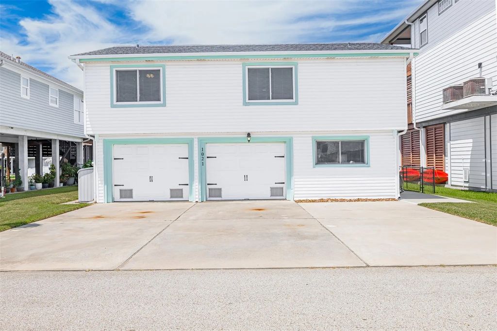 1021 Redfish Street, Hitchcock