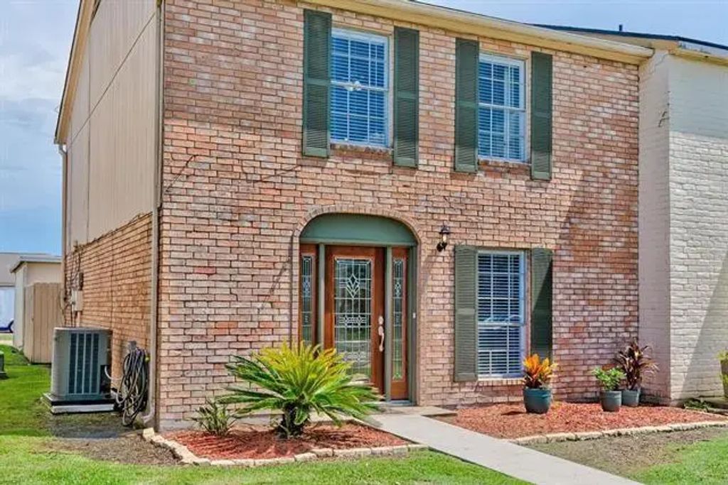 525 Longmeadow Street, Beaumont