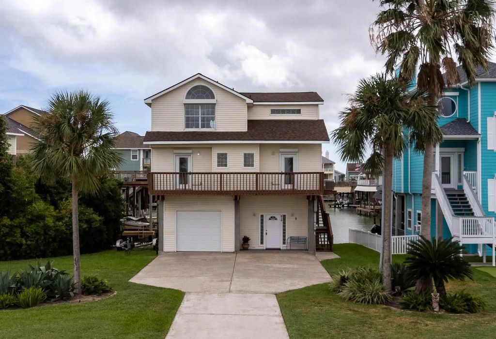 915 Tiki Drive, Tiki Island