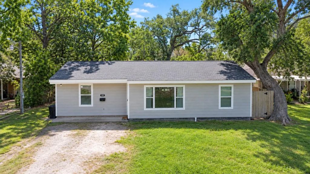 1227 Pecan Street, Clute