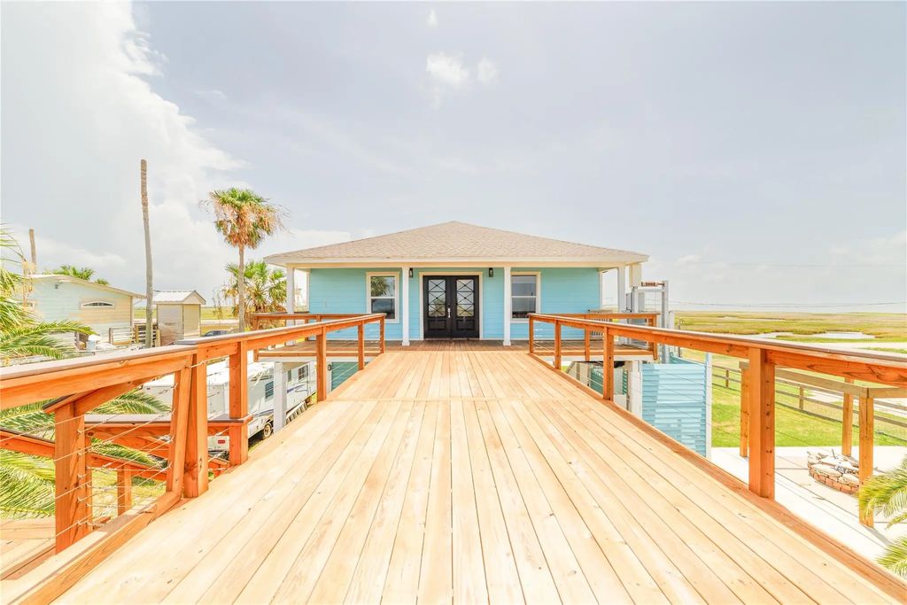 708 Dolphin Dr, Freeport