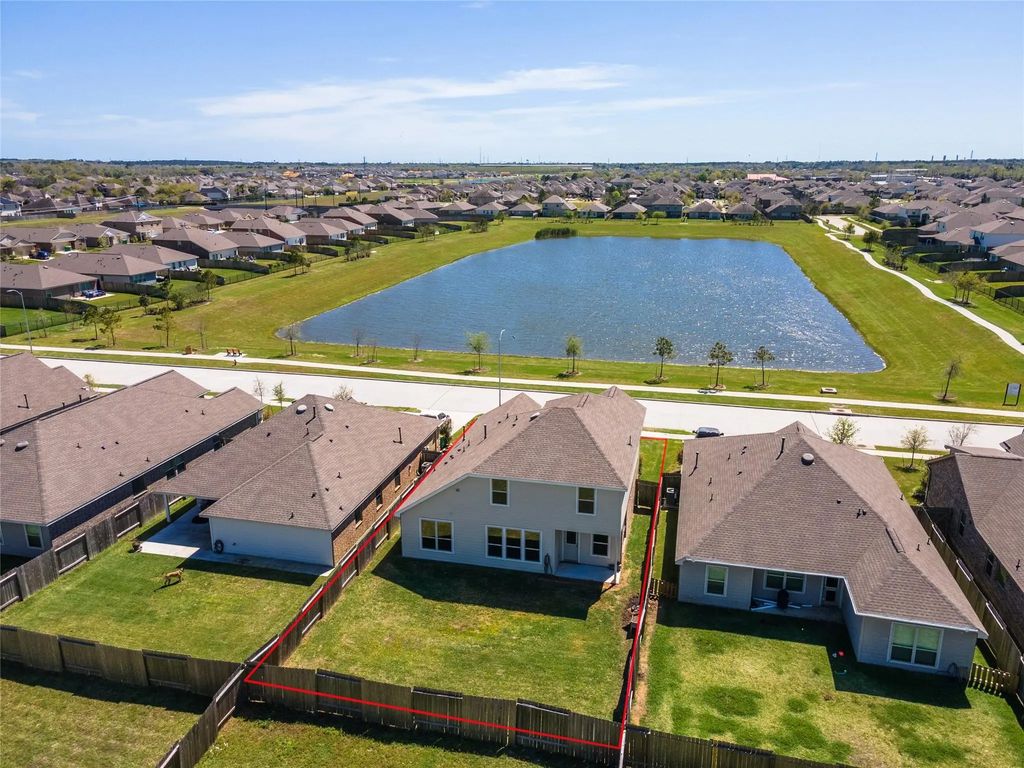 736 Scenic Lake Drive, La Marque