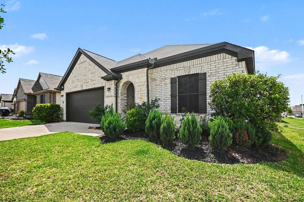 2022 Rebel Way, Alvin
