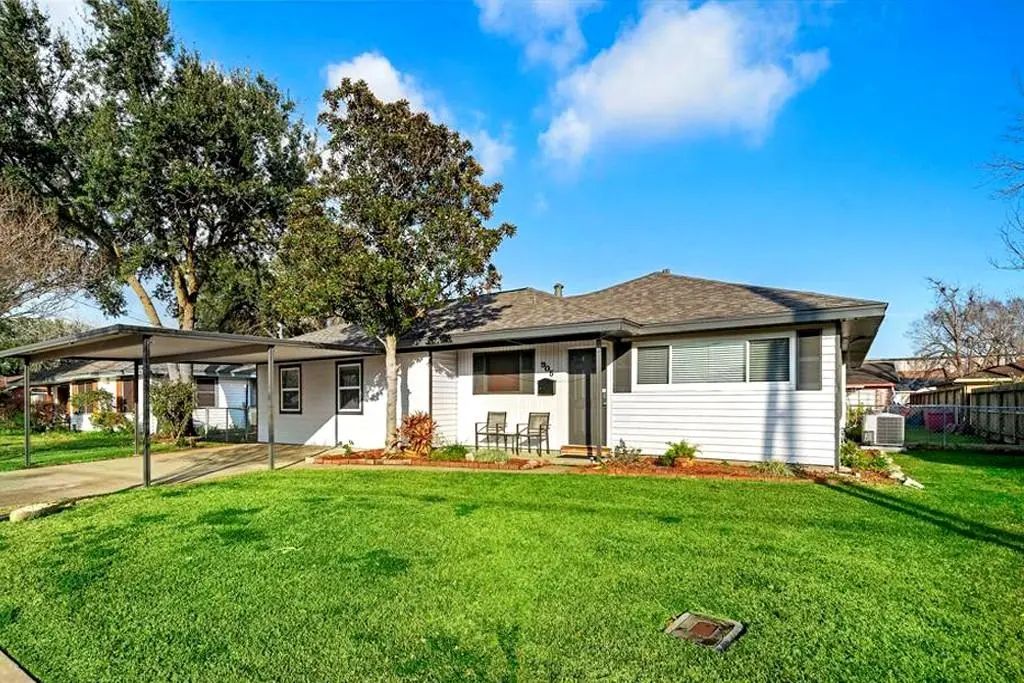905 Ivy Avenue, Deer Park