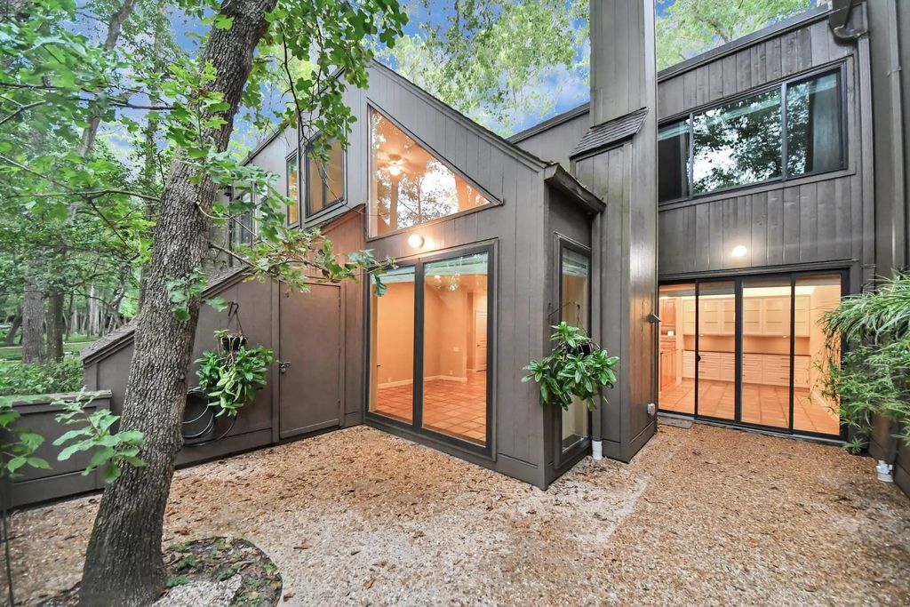153 Litchfield Lane, Houston