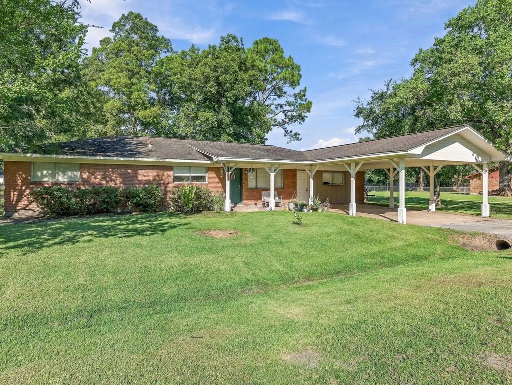 1426 Palm Drive, Winnie
