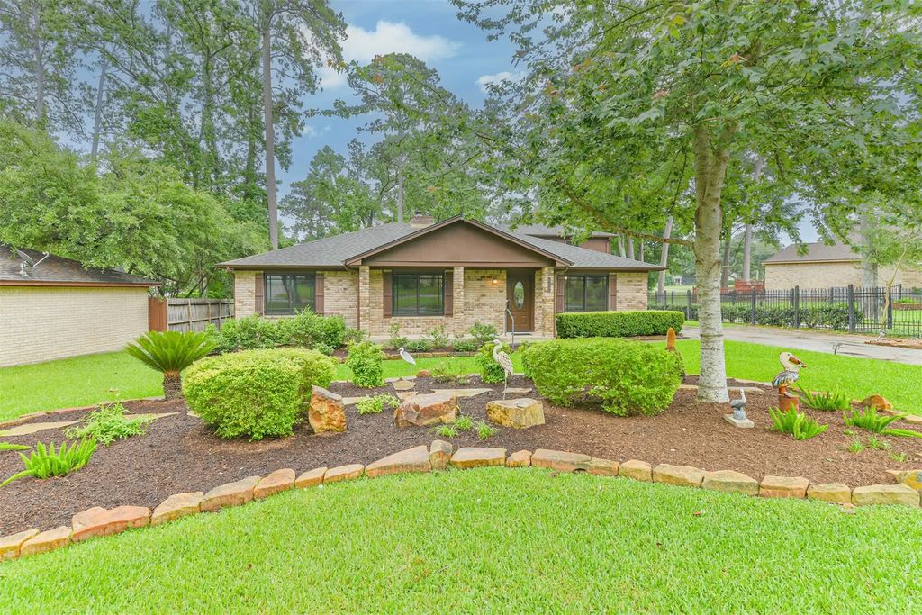 252 Springs Edge Drive, Conroe