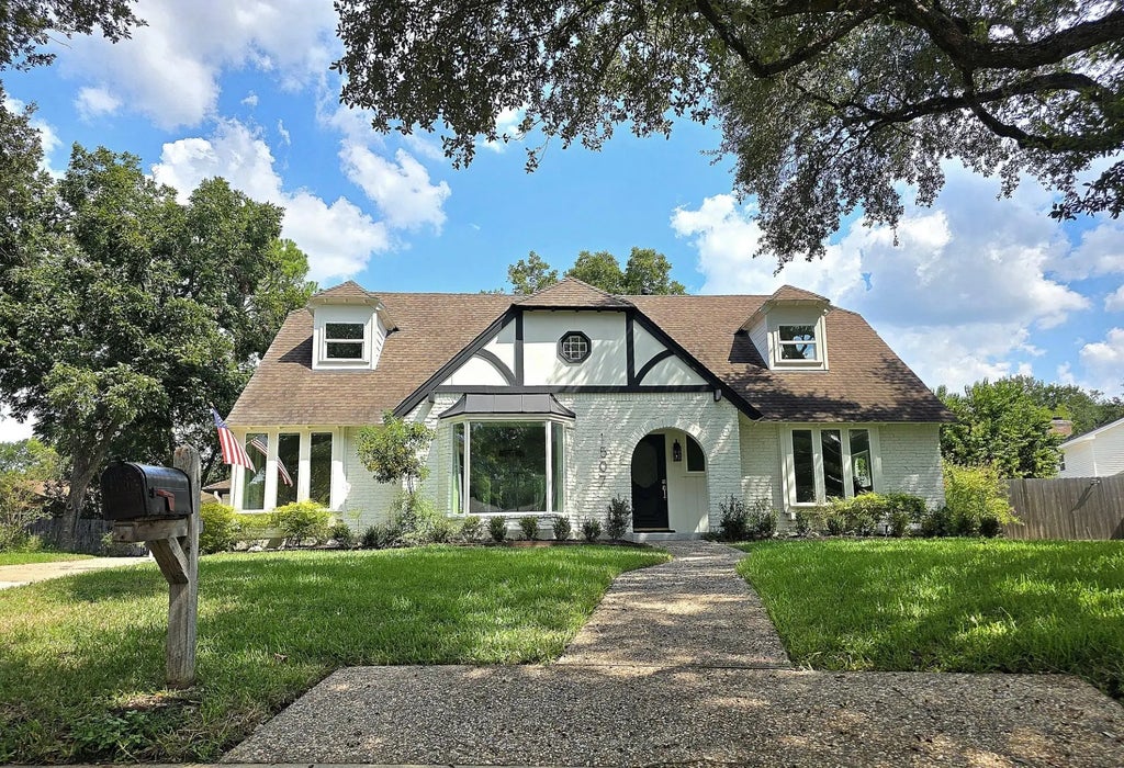 1507 Village Green Court, Houston