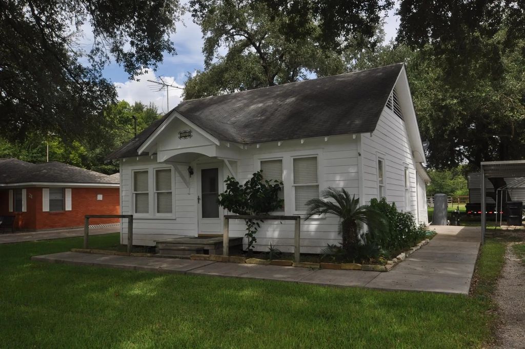 211 E Burress Street, Houston