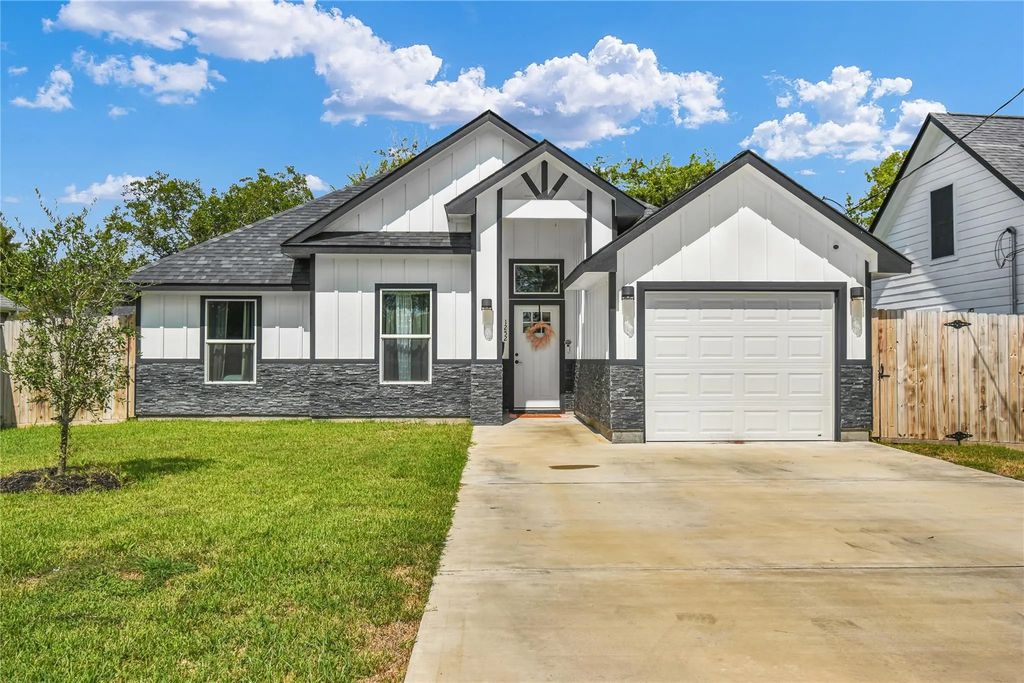 1252 2nd Street, Clute