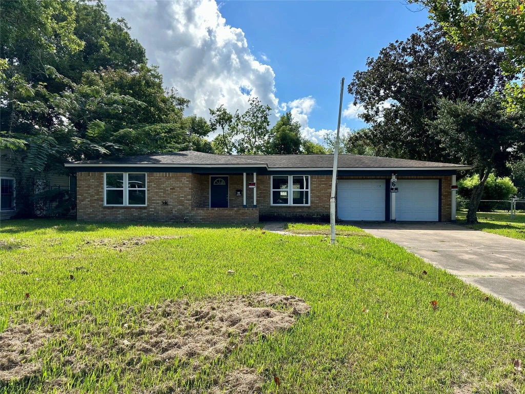 6 Southlawn Circle, La Marque