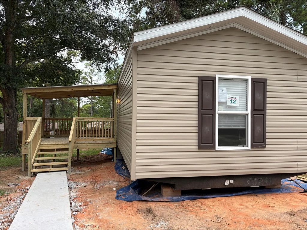 13230 Captain Circle, Willis