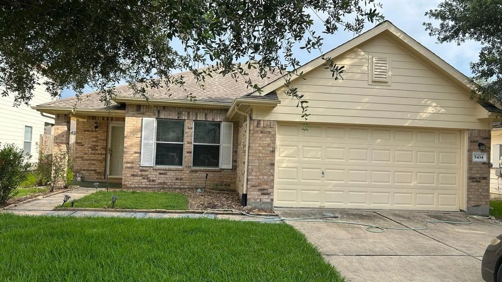 5434 Cinnamon Lake Drive, Baytown