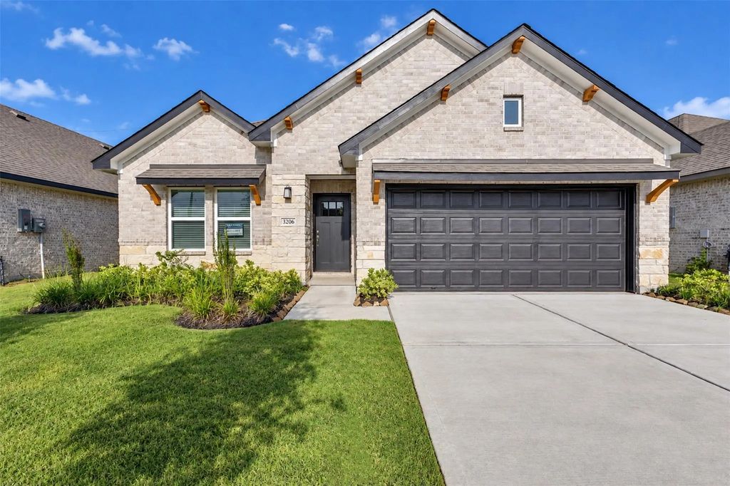 3206 Emerald Hills Drive, Angleton