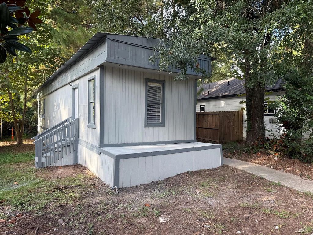 910 Queenswood, Montgomery