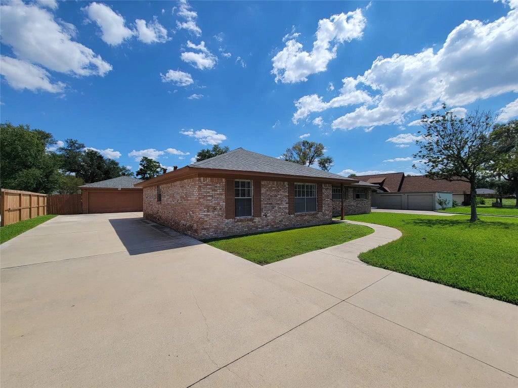 2115 Forest Oaks Drive, Houston