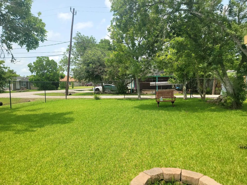 220 N Avenue B, Freeport