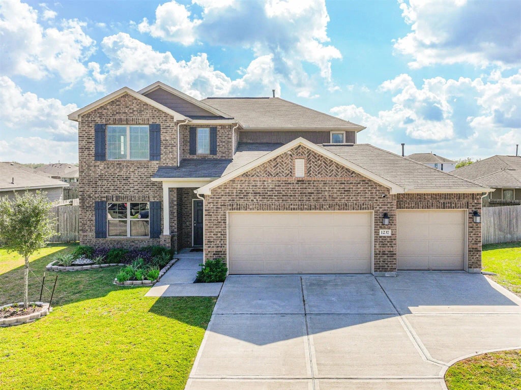 1237 Lancer Leap Drive, Alvin