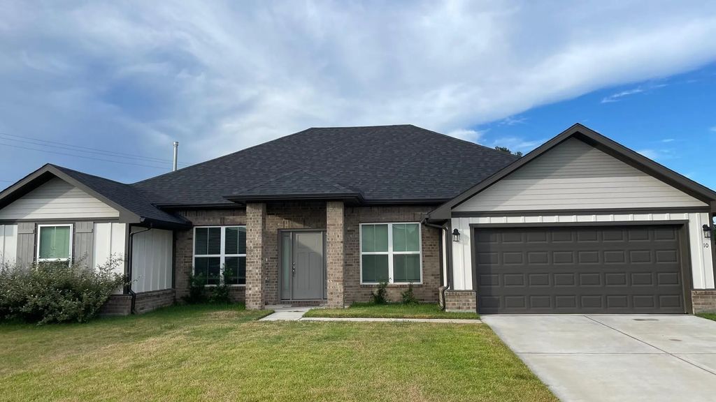 10 Gemstone Court, Angleton