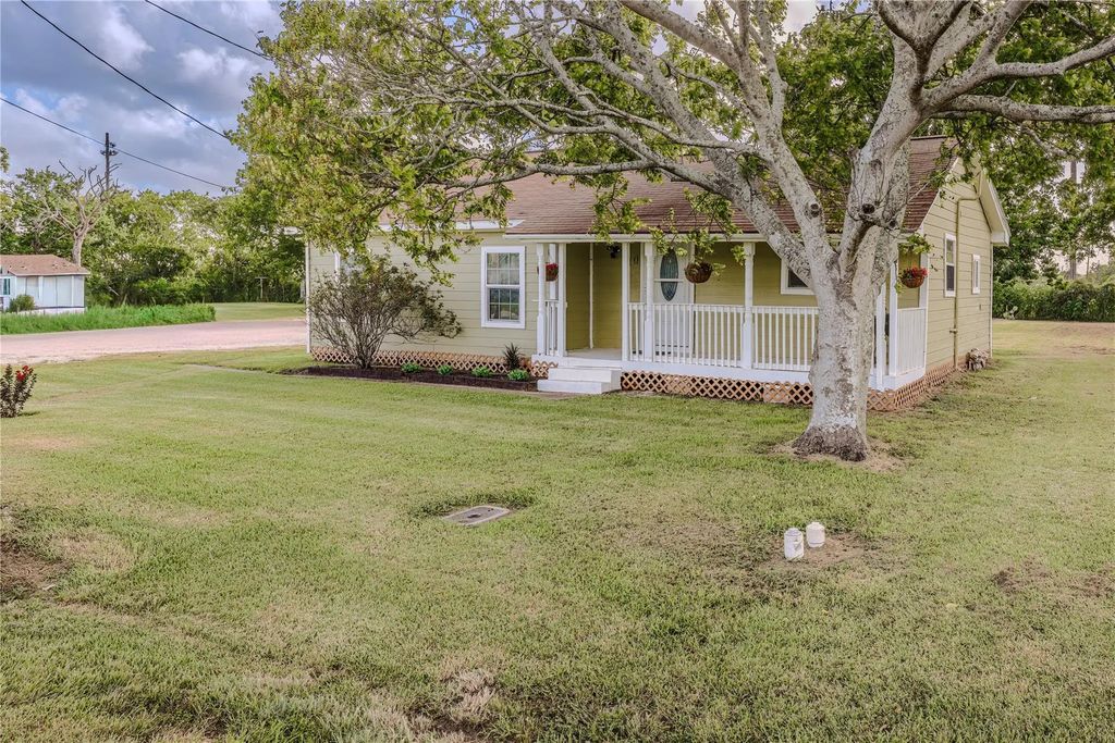 910 Brockman Street, Clute