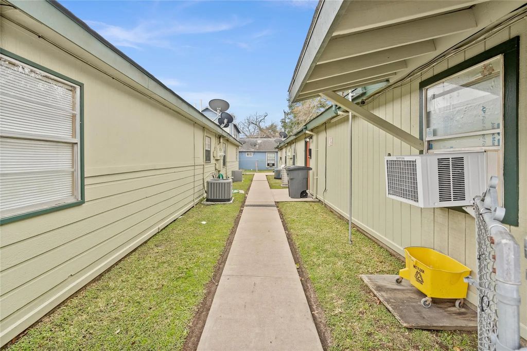 2200 Peach Avenue 4, Bay City