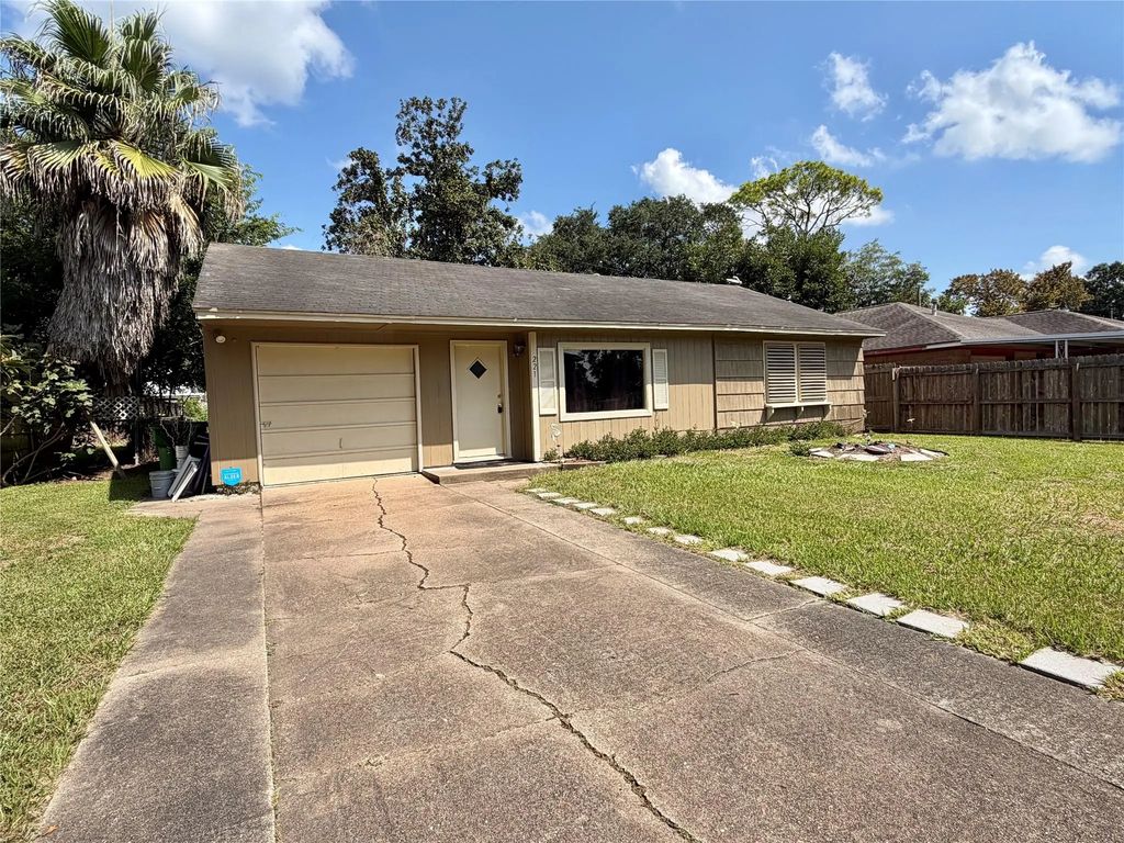 221 Richmond Street, Angleton