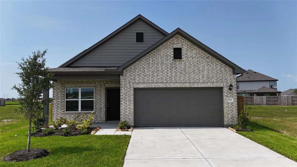 1913 N Riverside Circle, Dayton