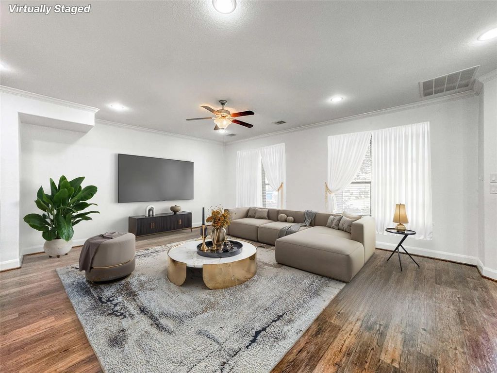717 Via Lago, Webster
