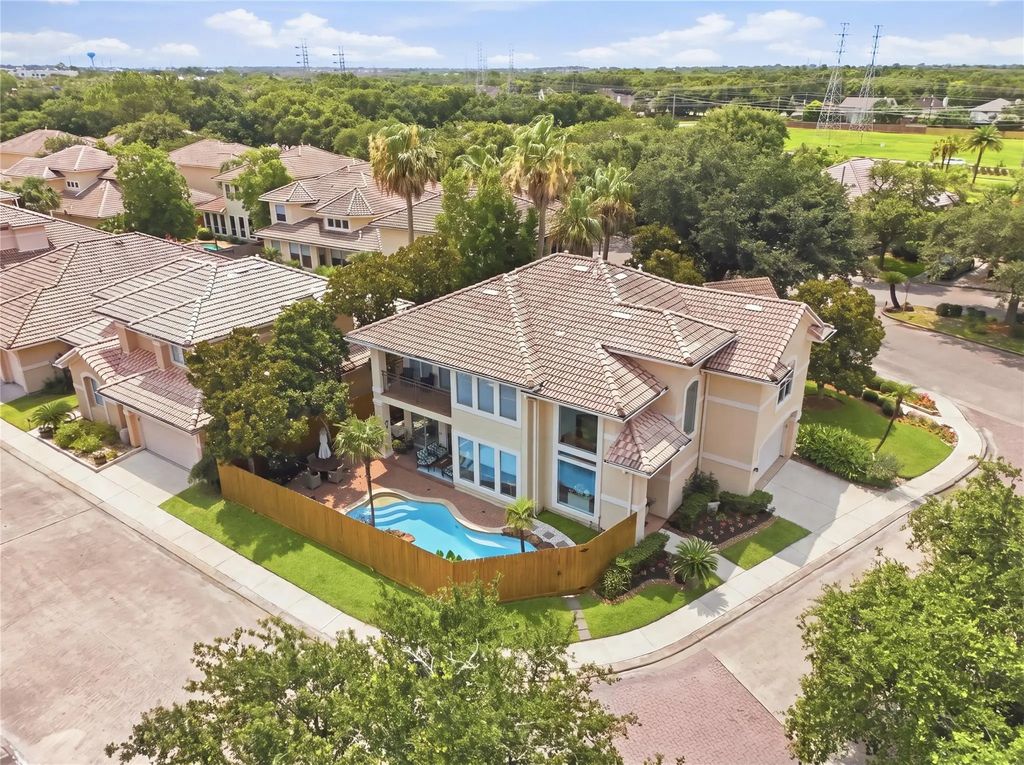 320 Harborside Circle, Kemah