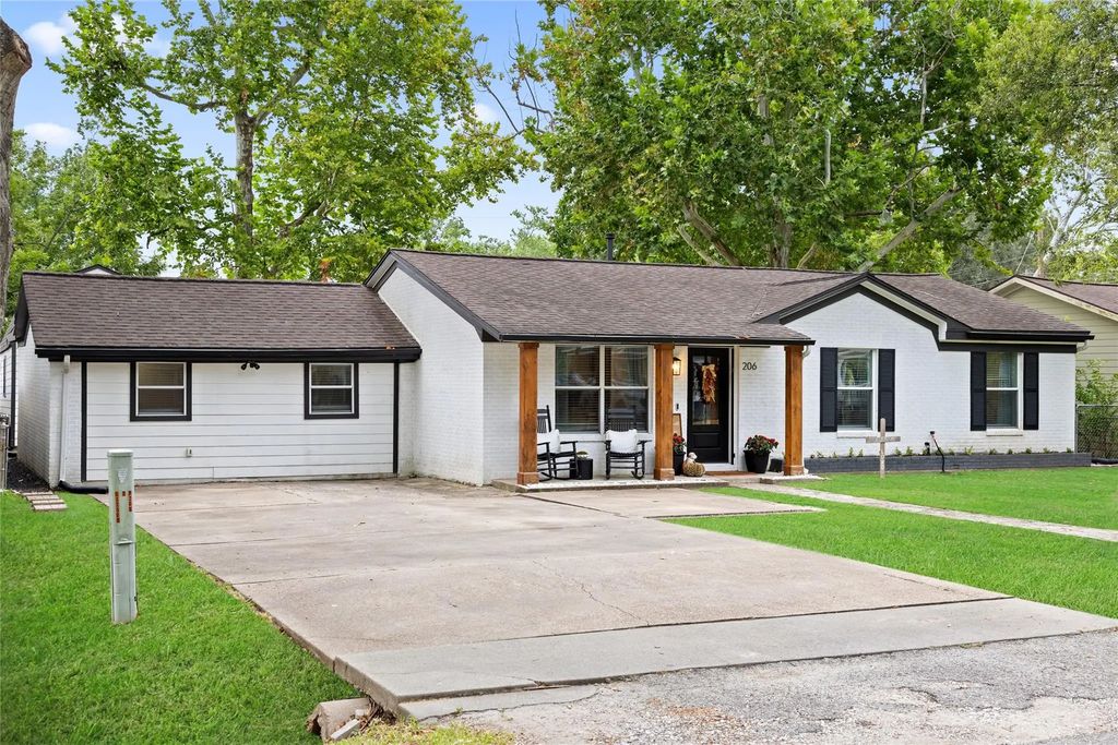206 Edens Avenue, League City