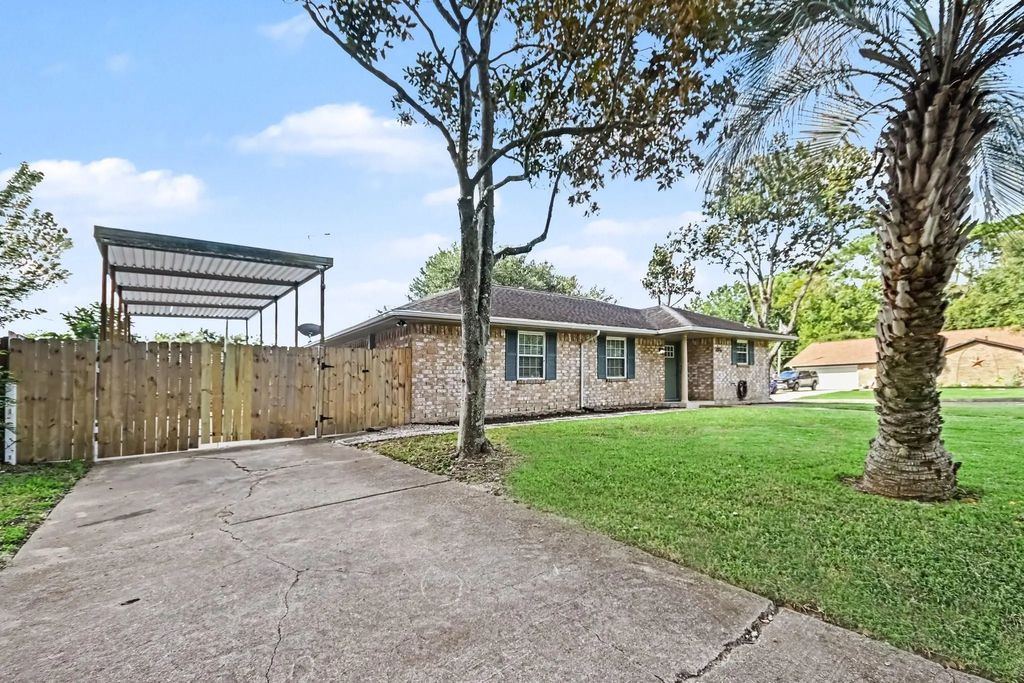 2010 Tanglebriar Lane, Dickinson